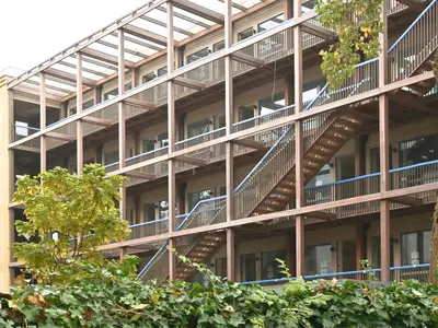 Vooraanzicht wooncomplex Houten Leeuw Amsterdam