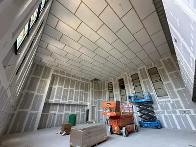 Parochie, rondom vzw met vele detail en een akoestisch plafond