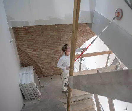 Schuren van de hoge wanden in trappegat