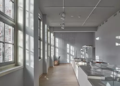 Tentoonstellingsruimte in de oude Schouwburg