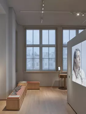 Tentoonstellingsruimte in de oude Kweekschool