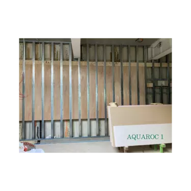 Framing van de voorzetwand voor Aquaroc beplating