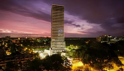 Bunkertoren bij nacht 
