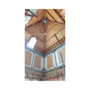 De grote hoekpaviljoens zijn gestript leeg gehaald en casco aan ons aangeboden