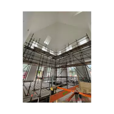 De steiger is in het hoekpaviljoen geplaatst om de beplating en afwerking te realiseren