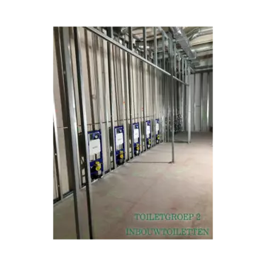 Voorzetwanden gemonteerd voor toiletframe te kunnen monteren in 1 lijn