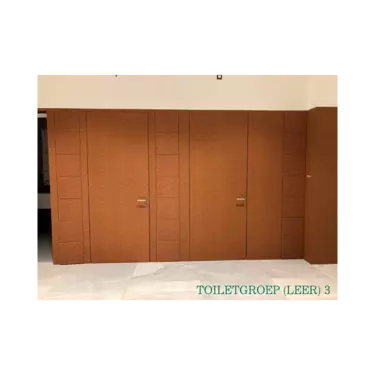 Prachtige toilet met leer afwerking, heel strak door terugvallende details in frame 