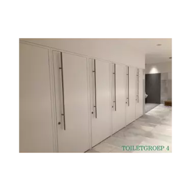Hierbij kan je de strakke lijnen zien, bovenafwerking mooie gipskoof in lijn met de toiletdeuren