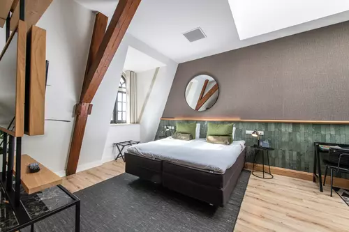 Hotelkamer / schuine wand