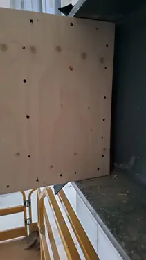 hangwand met ontkoppeling middels rubber