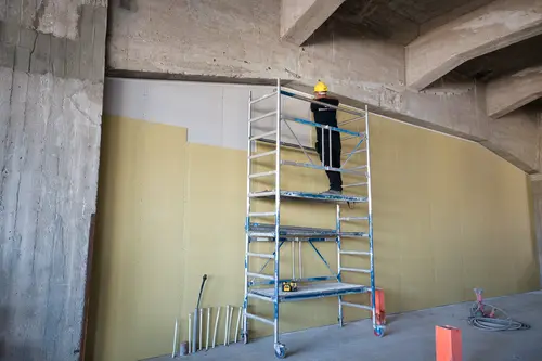 Foto met steiger voormontage gips