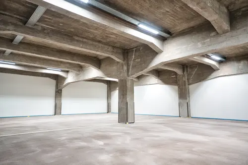 Foto binnen pakhuis met afgewerkte wanden