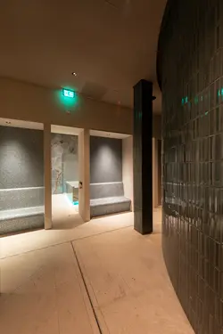 doorkijk naar massagekamers