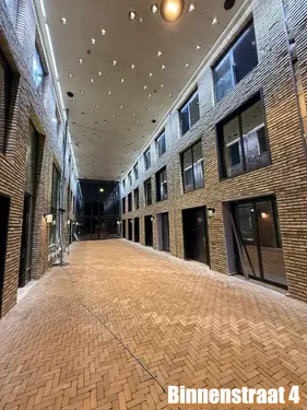 opgeleverde binnenstraat met steenstrips en prachtig habito plafond