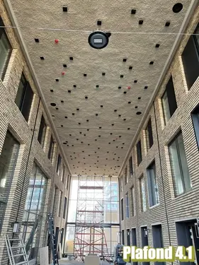 plafond voorzien van diverse lichtspots, dilataties binnen de 10m1 en afgewerkt