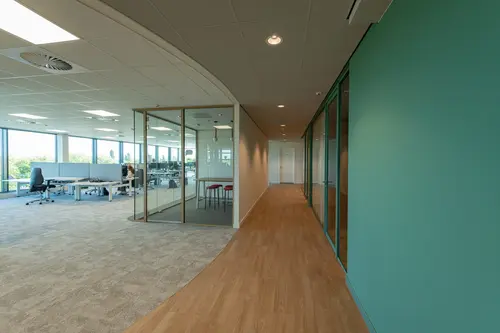open kantoor tuin derde verdieping met vzw-wanden en schenkels op radius in het zicht 