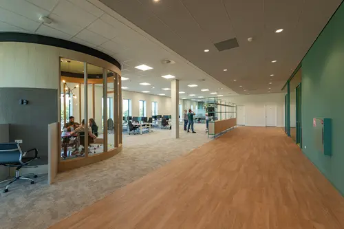 open kantoor ruimte met de extra hoogte en de schenkels icm het lijnenspel 