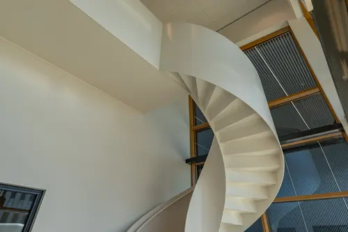dit betreft een vzw welke voor het plaatsen van de trap compleet is afgewerkt en dus een zeer nauwkeurige maatvoering nodig was aangezien de trap al reeds geproduceerd was