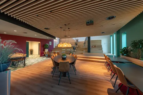 dit betreft de kantine waar eveneens aan de rechterzijde vz-wanden zijn geplaats en ook langs de tribune een verdiepingshoge wand staat tot constructief eerste verdieping