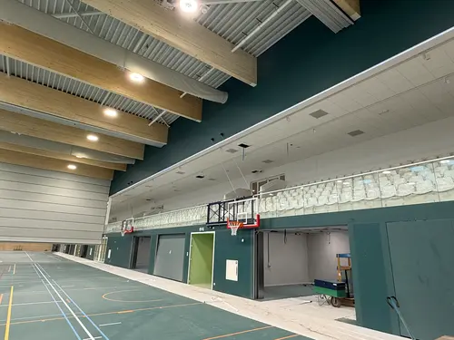 Gips drukschot op hoogte in de gymzaal