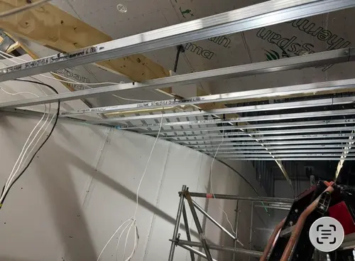 Montage onderconstructie ms plafonds gebogen in zwembad klimaat boven familie glijbaan
