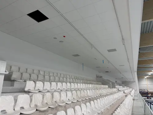 Tribune wand met gipskoof
