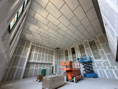 Parochie, rondom vzw met vele detail en een akoestisch plafond